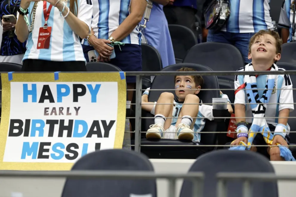 Aficionados de Argentina reaccionan con un cartel alusivo al cumpleaños de Lionel Messi (39). Foto: EFE