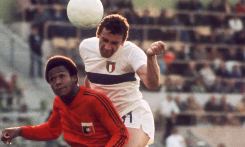 Ernst Jean-Joseph (de rojo), en el partido contra Italia en 1974. Foto: Internet.