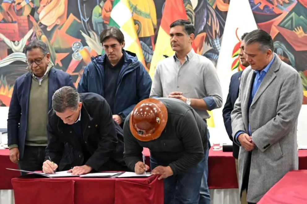 El presidente Rodrigo Paz y el máximo dirigente de la COB, Mario Argollo, firmaron un acuerdo para pacificar el país. Foto: APG