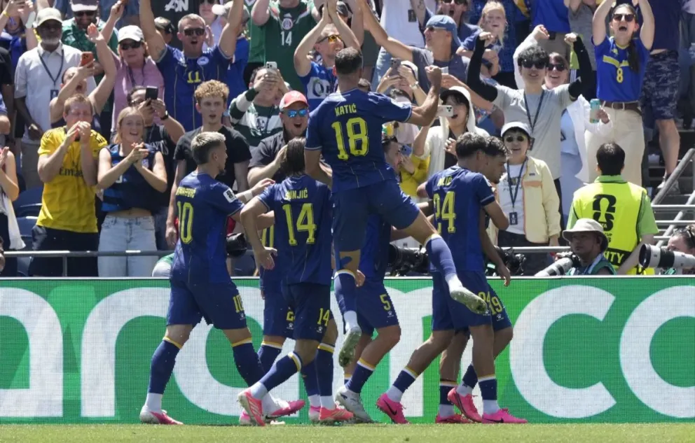 Los jugadores de Bosnia celebran el primer gol que le marcaron  a Catar. Foto: EFE