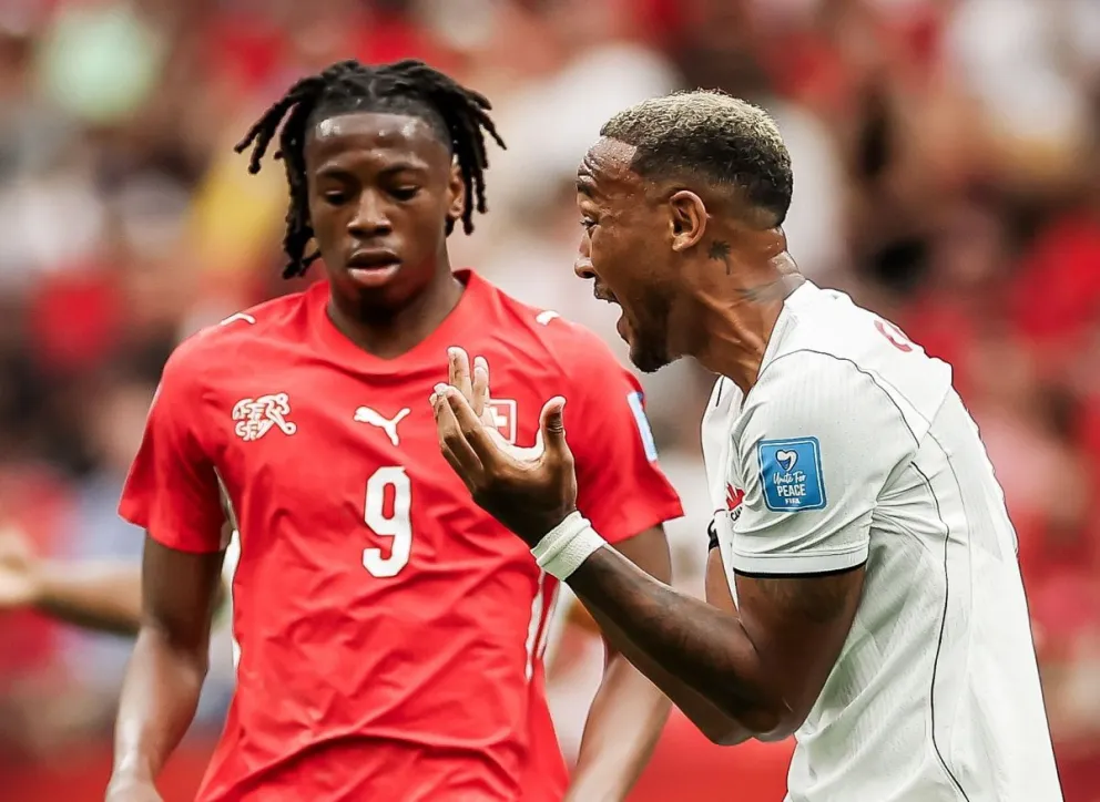 El canadiense Dereck Cornelius (der.) se lamenta después de fallar una chance de gol. Foto: FIFA