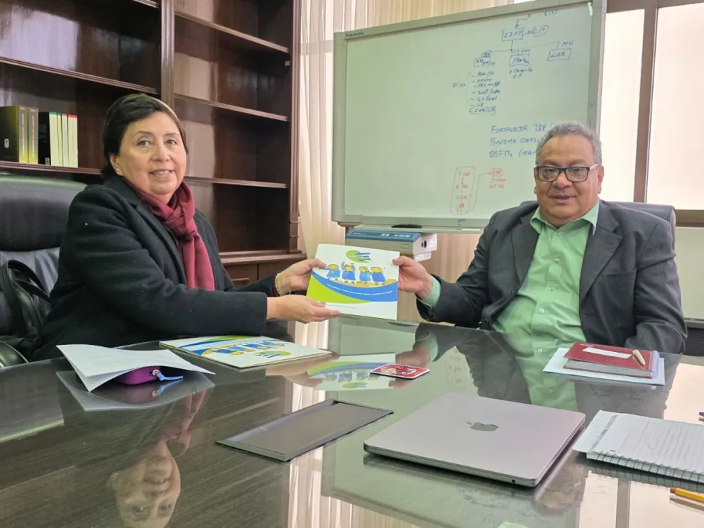 Este miércoles, Cecilia Lazarte entregó al ministro de Educación, Erick Sanjinés, una declaración de la sociedad civil que impulsa la transformación del sistema educativo en Bolivia.