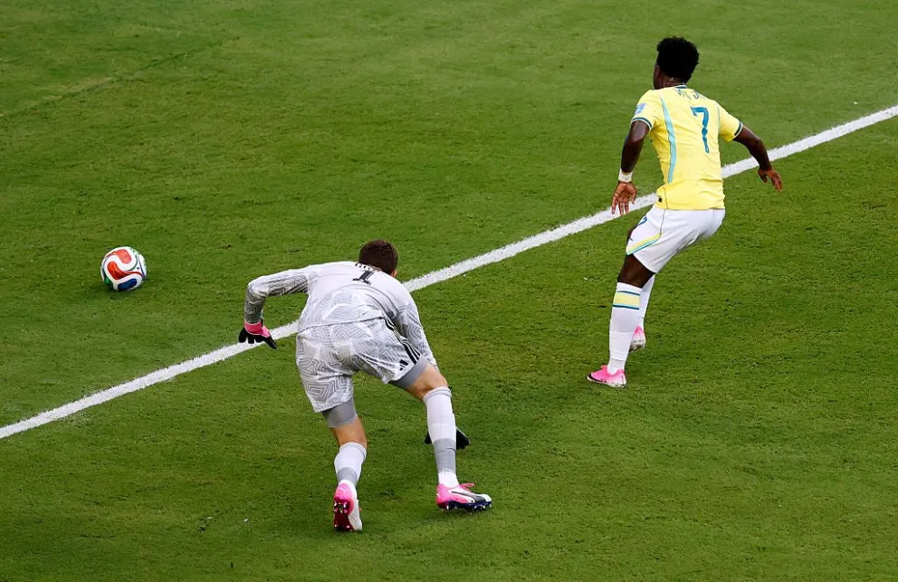 Vinícius convierte su primer gol a Escocia. Foto: FIFA.