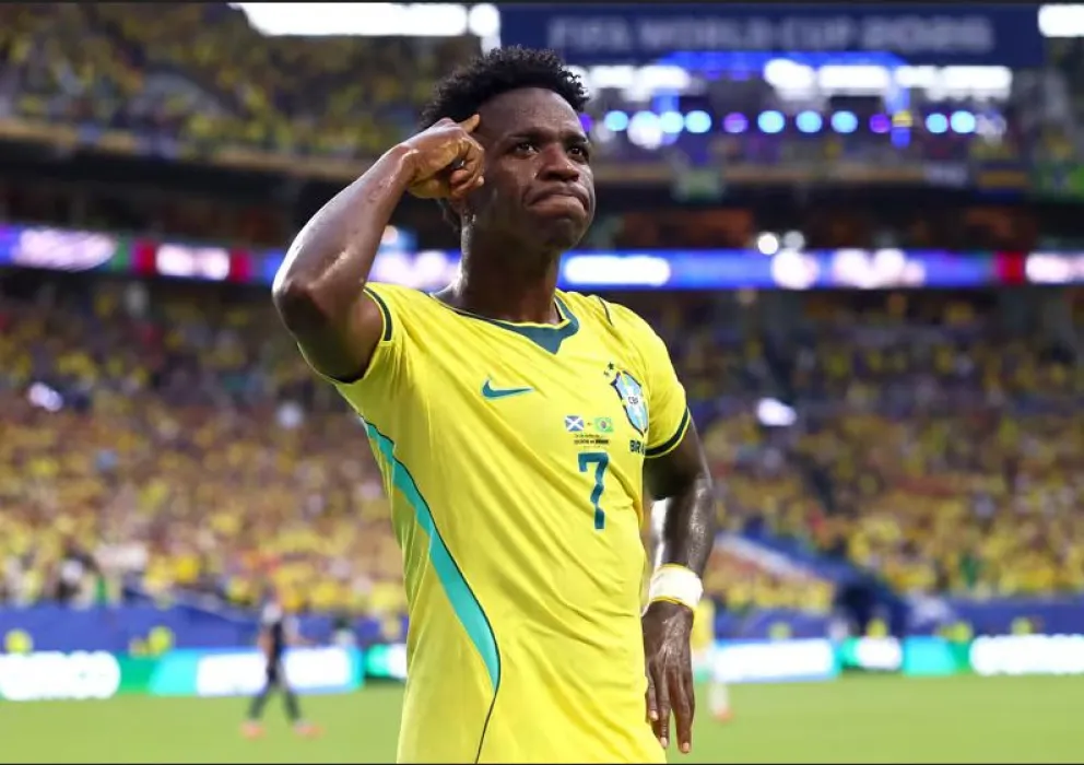 Vinícius festeja uno de sus goles a Escocia. Foto: FIFA.