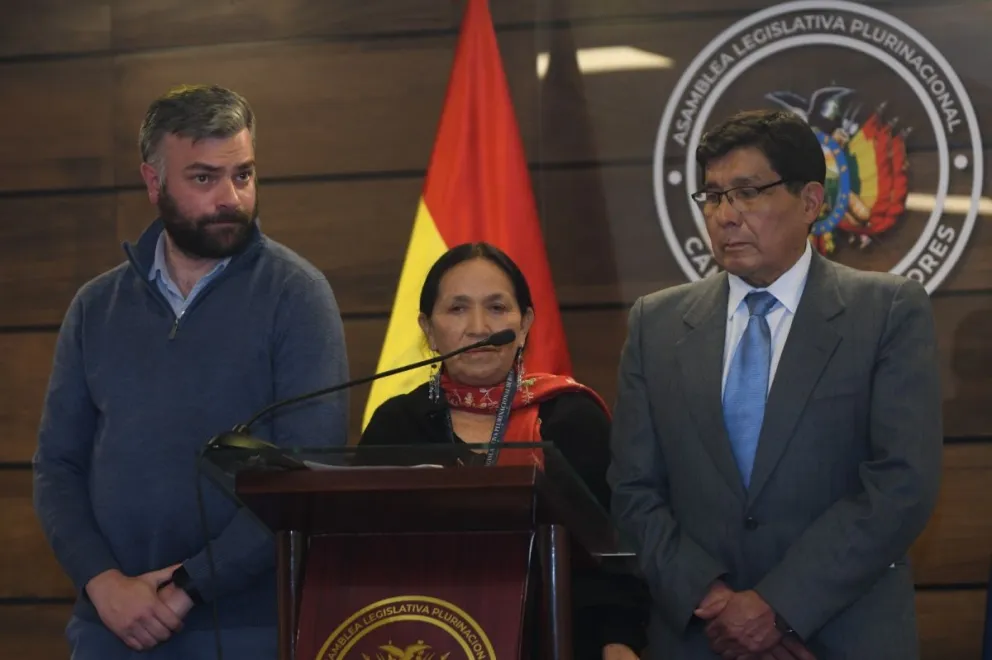 Los senadores de la Alianza Libre, José Ormachea, Tomasa Yarhui y José Sánchez. Foto: APG