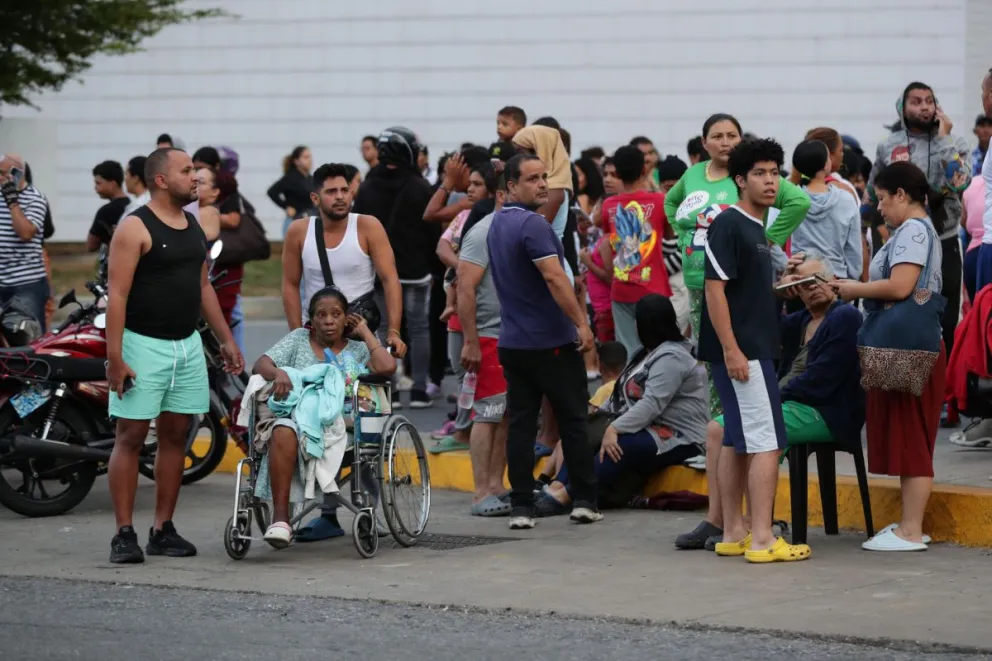 Personas evacúan edificios este miércoles, en Caracas (Venezuela). Foto: EFE