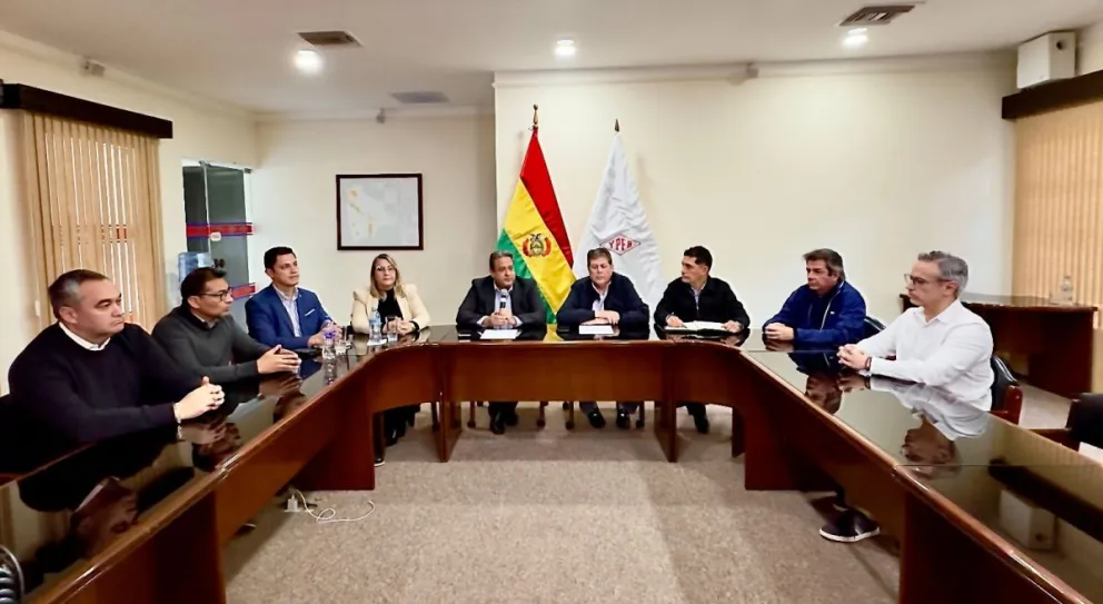 Yacimientos Petrolíferos Fiscales Bolivianos (YPFB) posesionó a los nuevos gerentes de la empresa estatal y de las subsidiarias. Foto Ministerio de Hidrocarburos 