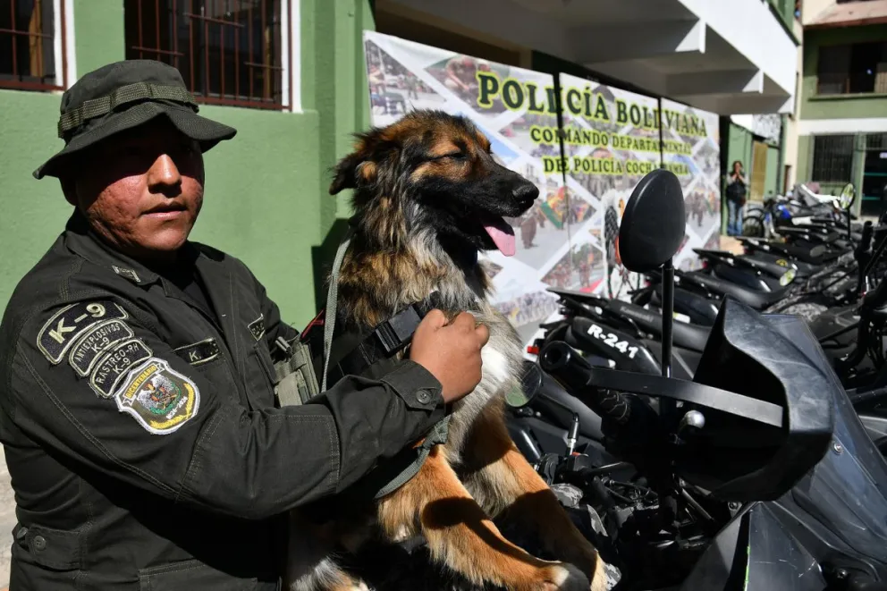 Un integrantes de la Policía Boliviana posa junto a Rex durante un acto de condecoración este miércoles, en Cochabamba (Bolivia).  Foto: EFE