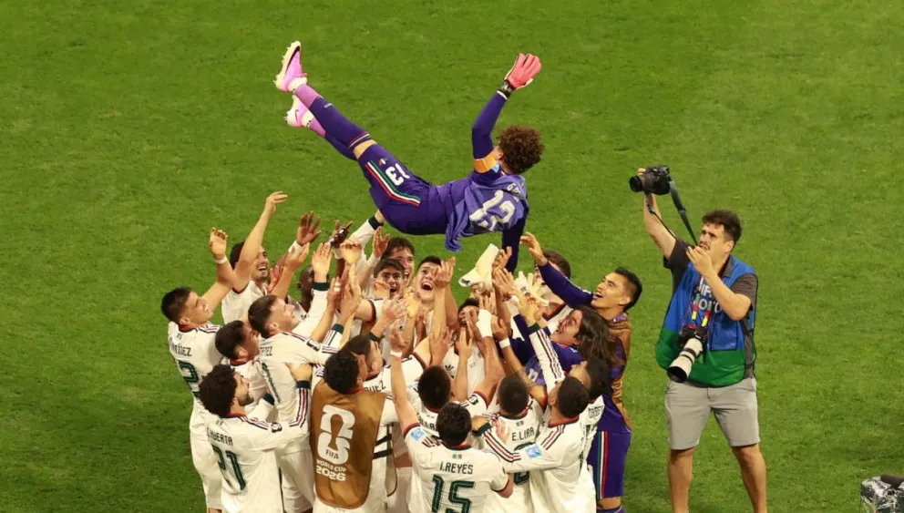 Los jugadores mexicanos "mantean" a su compañero Guillermo Ochoa al final del partido ante Chequia. Foto: EFE