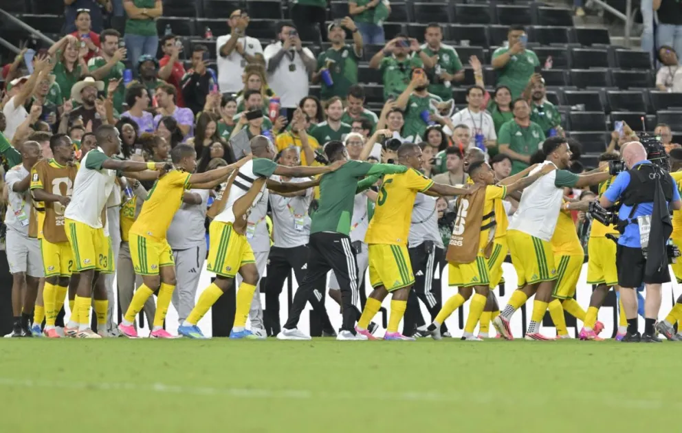 Jugadores de Sudáfrica celebran su clasificación después de ganarle a Corea del Sur. Foto: EFE