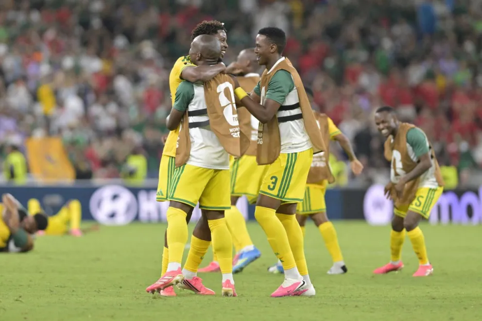 Jugadores de la selección de Sudáfrica celebran la clasificación a la fase de dieciseisavos de final tras derrotar a Corea del Sur. Foto: EFE