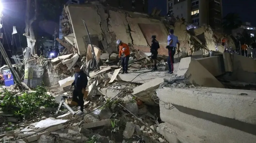 Integrantes de cuerpos de emergencia buscan víctimas este miércoles en una edificación colapsada, en Caracas (Venezuela). EFE