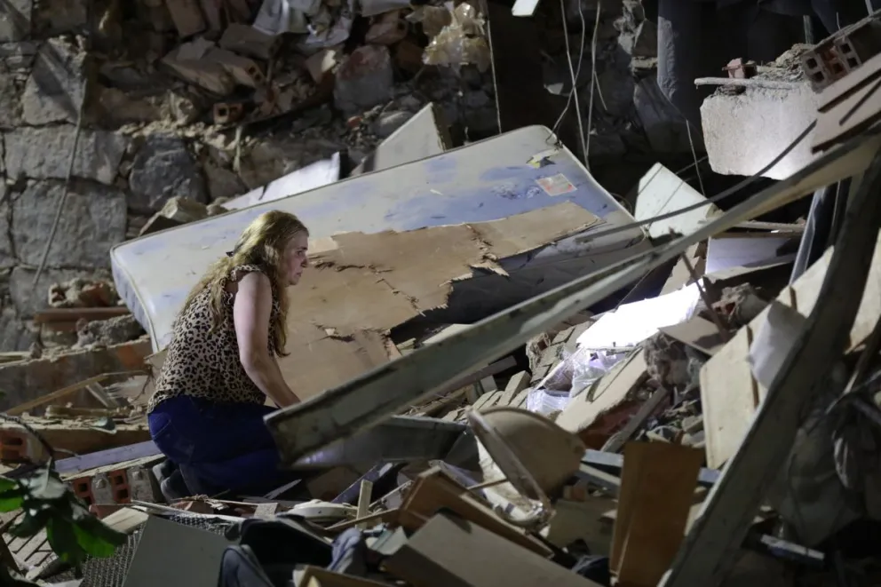 Una persona observa entre los escombros este miércoles, luego de dos fuertes terremotos sacudieron el Caribe venezolano en Caracas (Venezuela).  Foto: EFE