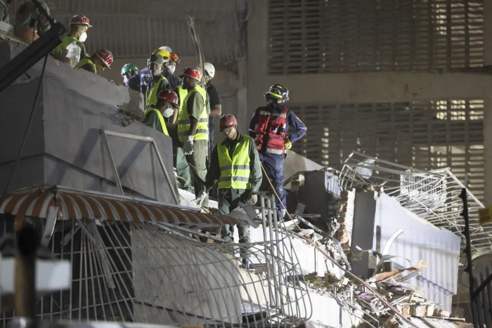 Equipos de rescate buscan entre los escombros en Caracas (Venezuela). Foto: EFE 