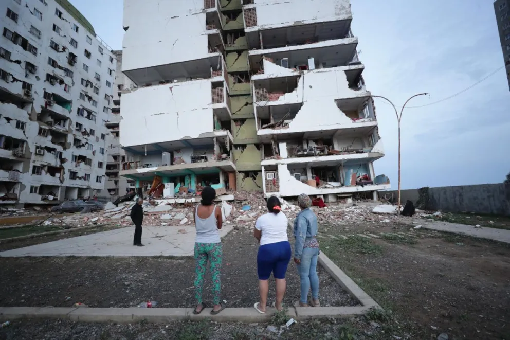 Residentes observan varios bloques de viviendas dañados por los terremotos en la localidad de Catia La Mar, en el estado costero de La Guaira (Venezuela) este jueves. Foto: EFE