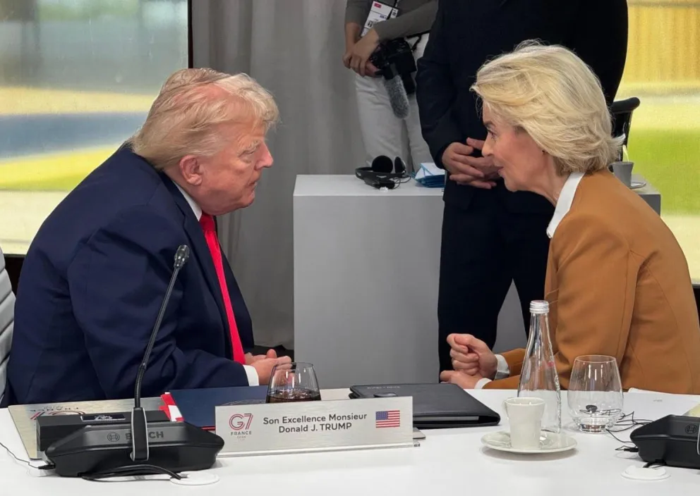 La presidenta de la Comisión Europea, Ursula von der Leyen, conversa con el presidente de EE. UU,. Donald Trump, durante la cumbre del G7 que se celebra en Évian, Francia. Foto: EFE