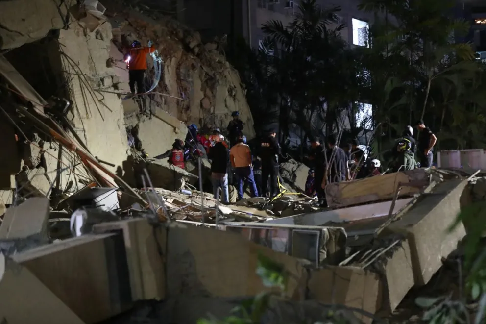 Integrantes de cuerpos de emergencia buscan víctimas este miércoles, luego de dos fuertes terremotos que sacudieron el Caribe venezolano en Caracas (Venezuela). Foto: EFE 