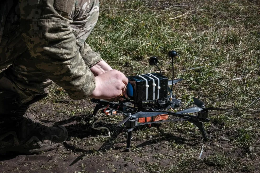 Un piloto de drones ucraniano de la 93.ª Brigada 'Kholodny Yar' preparando un dron interceptor para despegar cerca de su posición de combate. Foto: EFE 