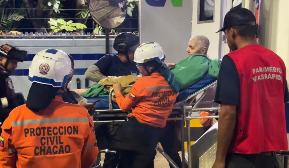 Rescatistas de Protección Civil del Chacao transportan a un rescatado del edificio Petunia tras doble terremoto este miércoles en la urbanización Los Palos Grandes en la zona este de Caracas (Venezuela). Foto: EFE