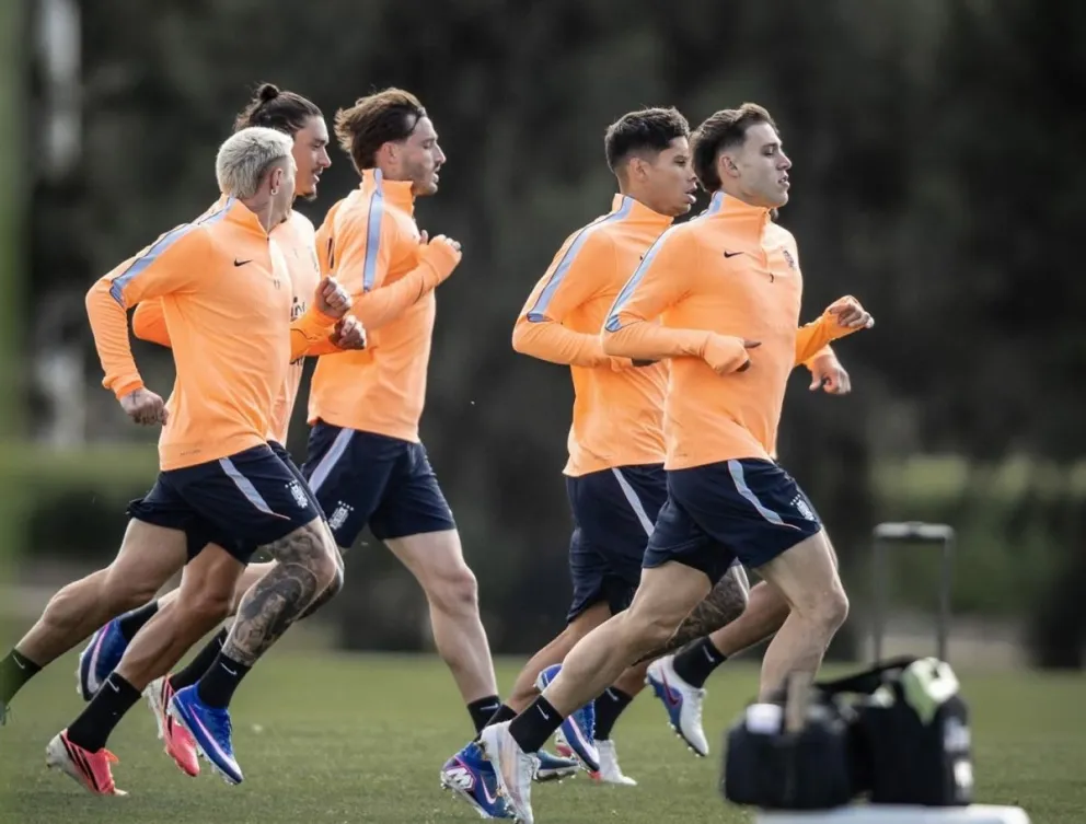 Los uruguayos en el cierre de sus entrenamientos para el compromiso decisivo. Foto: AUF