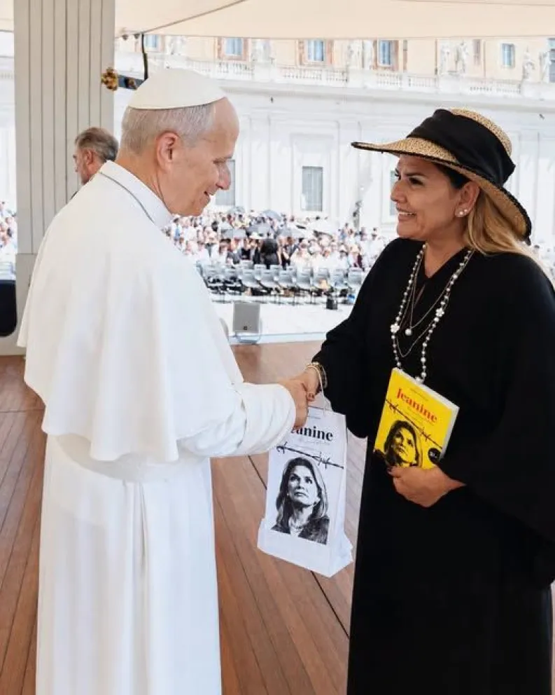 El Papa León XIV y la expresidenta Jeanine Añez. Foto: Jeanine Añez
