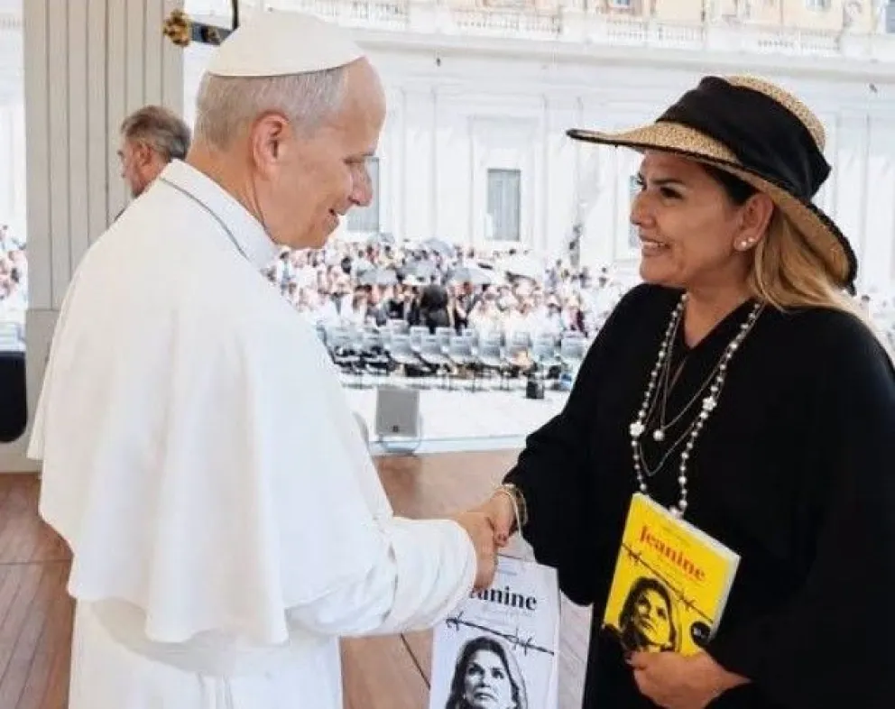 El Papa León XIV y la expresidenta Jeanine Añez. Foto: Jeanine Añez
