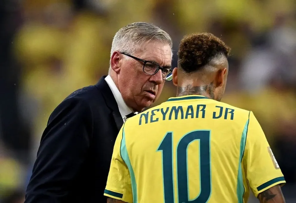 Neymar (der.) habla con Ancelotti, antes de su debut mundialista. Foto: EFE.