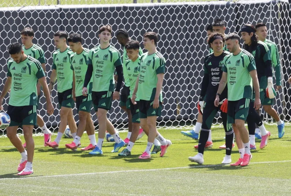 Jugadores de la selección mexicana de fútbol durante el entrenamiento celebrado este jueves en Ciudad de México. Foto: EFE