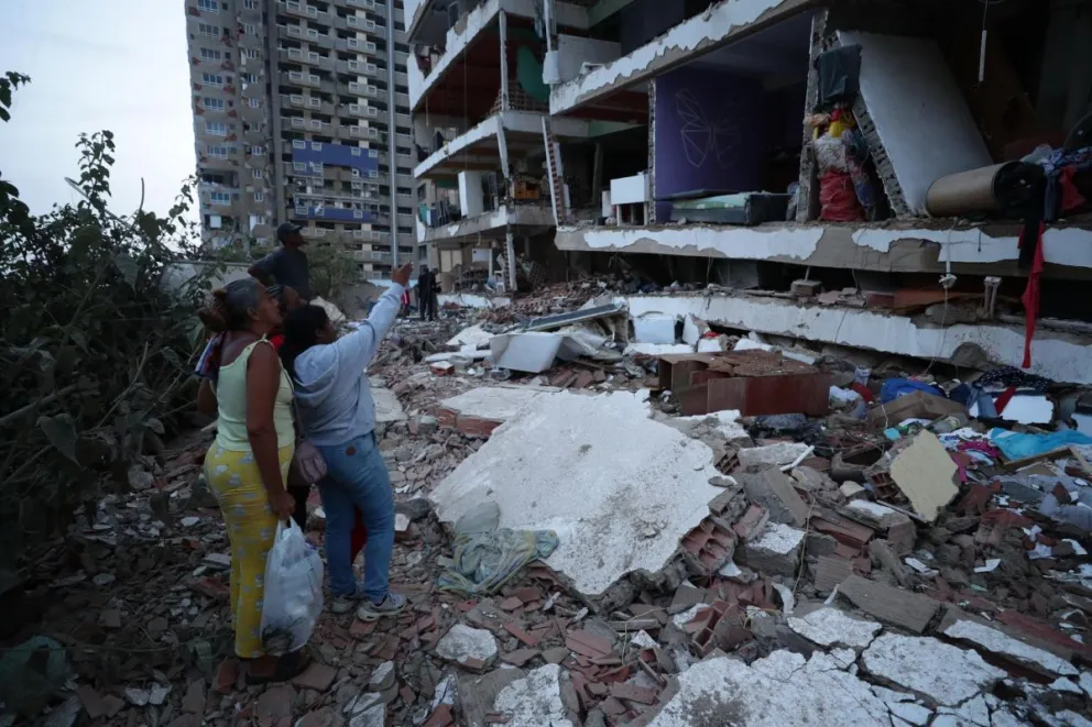 Residentes entre los escombros de uno de los bloques de viviendas dañados por los terremotos, en la localidad de Catia La Mar, en el estado costero de La Guaira (Venezuela) este jueves. EFE