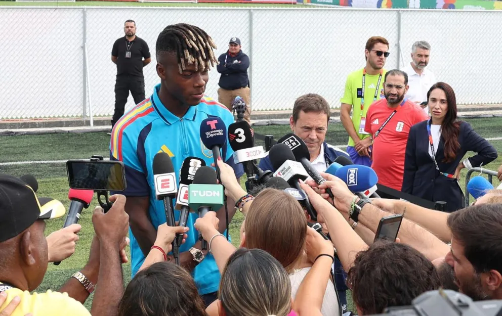 Nico Williams, delantero de la selección española, es entrevistado en zona mixta antes del entrenamiento en el Sports Arena de Zapopan. Foto: EFE