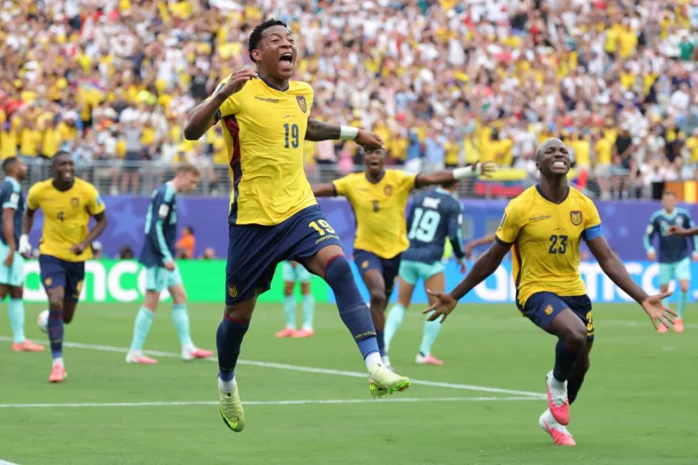 Gonzalo Plata (centro) y sus compañeros celebran el gol de la victoria de Ecuador ante Alemania. Foto: EFE