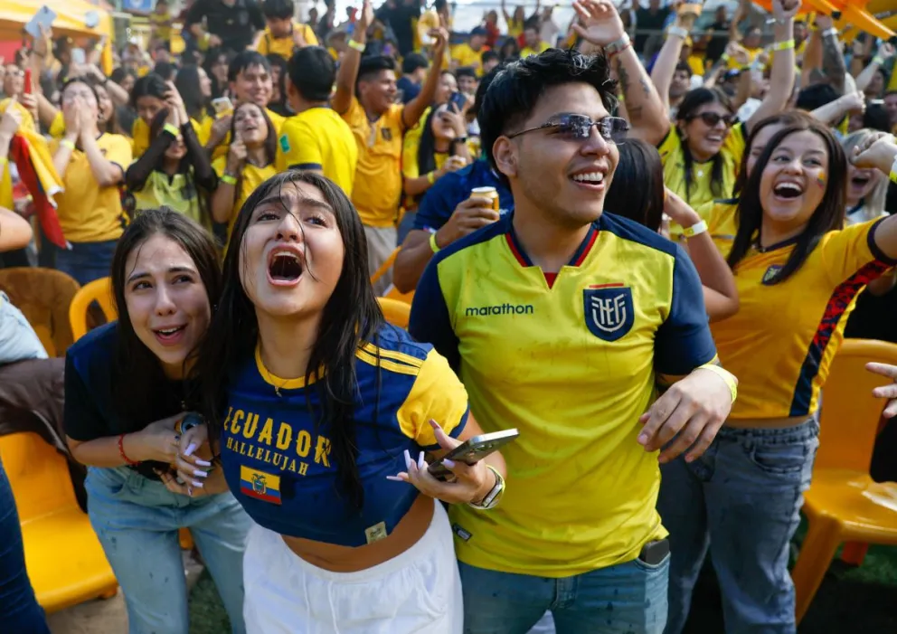 Aficionados de Ecuador celebran en Quito la victoria (2-1) de la Tri ante Alemania. Foto: EFE