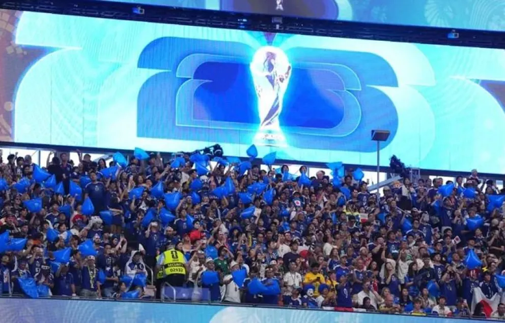 Aficionados de Japón durante un encuentro de su selección frente a Suecia, en Dallas. Foto: EFE.
