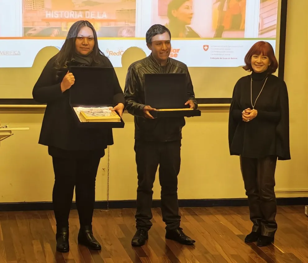 La periodista Anahí Cazas, Jefe de Informaciones de Visión 360, recibió el primer Premio Nacional al Periodismo de Verificación de Datos y Lucha contra la Desinformación, otorgado por la Fundación para el Periodismo y Bolivia Verifica. Foto Visión 360