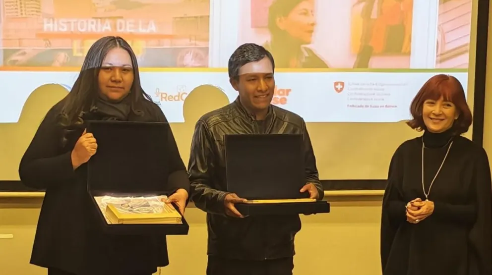 La periodista Anahí Cazas, Jefe de Informaciones de Visión 360, recibió el primer Premio Nacional al Periodismo de Verificación de Datos y Lucha contra la Desinformación, otorgado por la Fundación para el Periodismo y Bolivia Verifica. Foto Visión 360