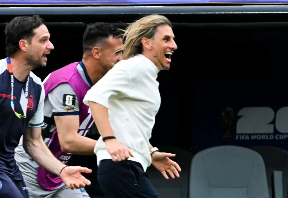 Sebastián Beccacece, el técnico de la selección ecuatoriana, inicia el festejo después del triunfo sobre Alemania. Foto: FIFA