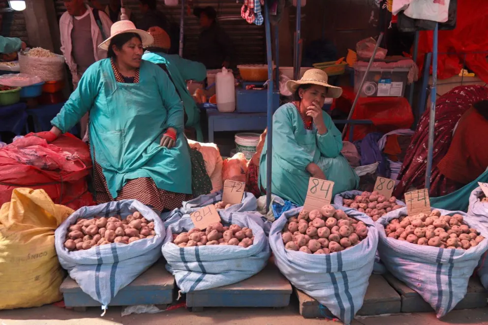 Personas ofreciendo sus productos en un mercado en La Paz (Bolivia). Foto: EFE