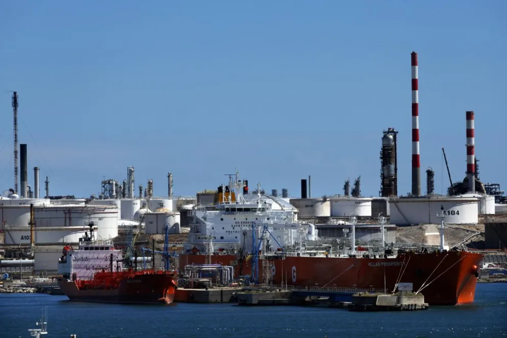 Buques cisterna descargan crudo en la refinería de Lavera, en Martigues (sur de Francia). Foto: EFE
