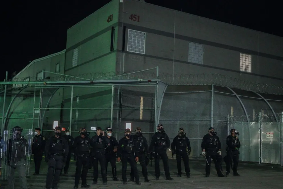 La Policía Estatal de Nueva Jersey forma una fila frente al Centro de Detención Delaney Hall durante una protesta contra el ICE. Foto: EFE  