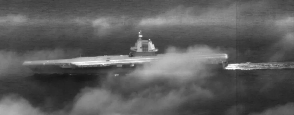 El portaaviones más nuevo y avanzado de China, el Fujian, navegó este martes por aguas del estrecho de Taiwán. Foto: EFE 
