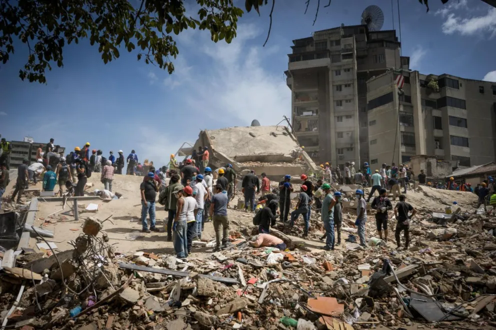 Rescatistas y voluntarios buscan víctimas en una vivienda afectada por los terremotos este jueves, en el municipio Libertador en el este de Caracas (Venezuela). Foto: EFE