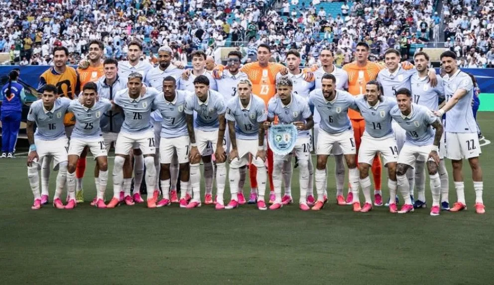 Plantel completo de Uruguay antes del partido con Arabia Saudita. Foto: AUF