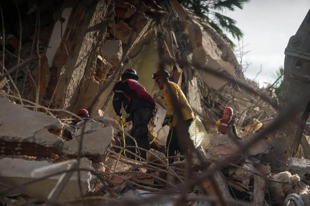 Integrantes de equipos de rescate trabajan este jueves, en un edifico afectado por un terremoto en la zona de Altamira en Caracas (Venezuela). Foto: EFE 