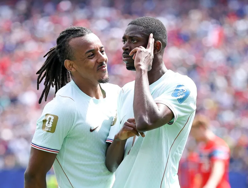 Ousmane Dembélé, derecha, celebra con su compañero el segundo gol de los franceses. Foto: BR