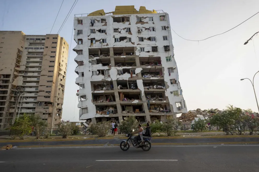 Detalle de un edificio derruido en Catia la Mar, Venezuela, mientras continúa la búsqueda entre los escombros de los edificios, este viernes. Foto: EFE