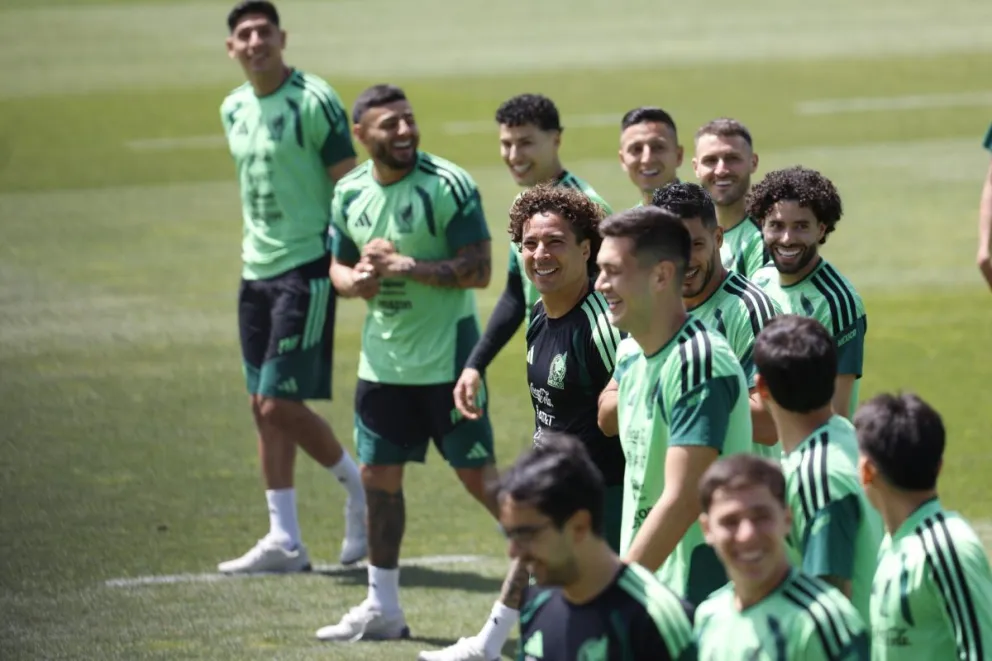 Los jugadores de la selección de fútbol de México durante el entrenamiento de este viernes. Foto: EFE
