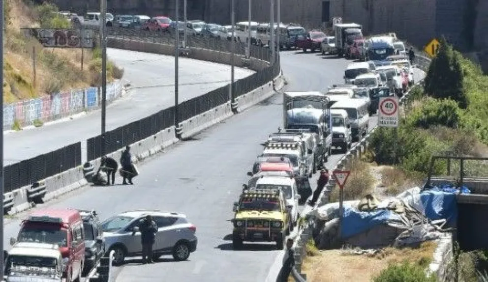 El desabastecimiento de combustibles continúa, a pesar de los anuncios del Gobierno sobre el retorno a la normalidad en la distribución. Foto: APG