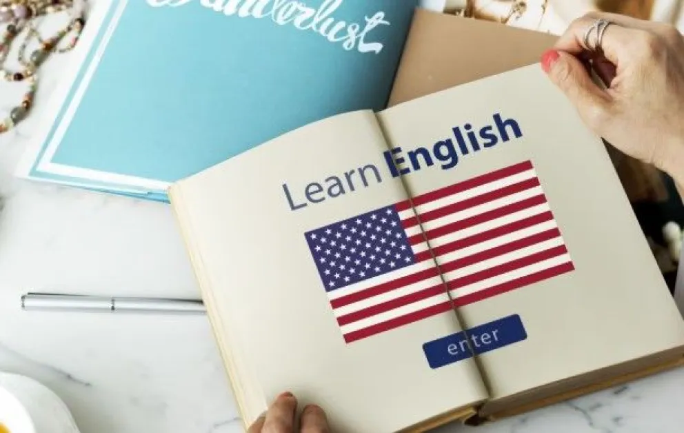 Un libro sobre "aprender inglés". (Foto: Freepik a través del periódico El Comercio)
