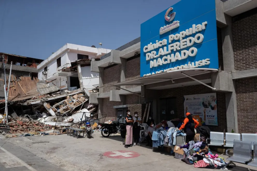 Personas aguardan este viernes, frente a la Clínica Popular Dr. Alfredo Machado en Catia La Mar (Venezuela).  Foto: EFE