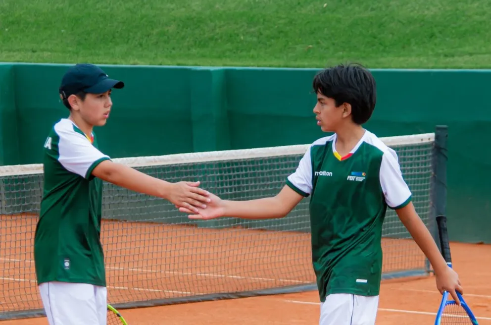 Donoso (izq.) y Suárez se dan la mano en su duelo de dobles. Foto: FBT.